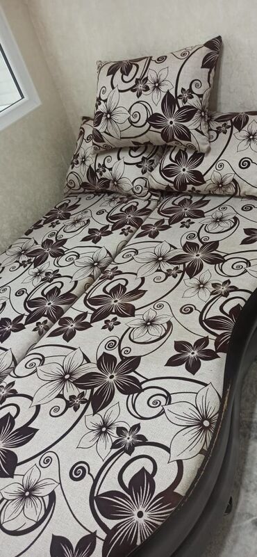 Диваны: Продаю в связи с переездом раскладной диван в хорошем состоянии