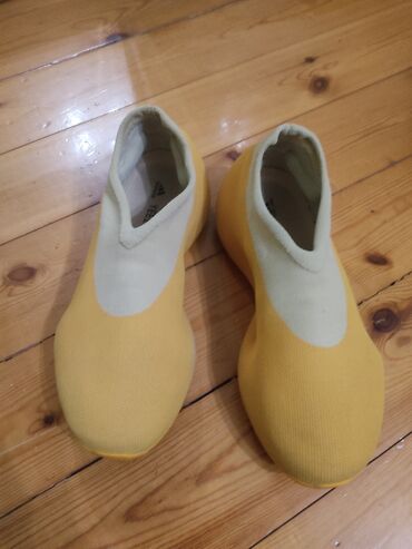 idman ayaqqabı: Кроссовки YZY KNIT. 
Оригинал.
Размер 43.
Небольшой торг уместен