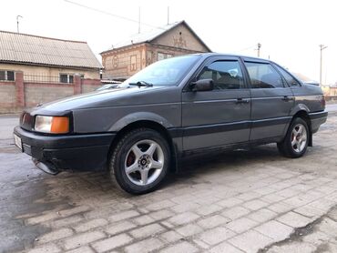 Volkswagen: Volkswagen Passat: 1988 г., 1.8 л, Механика, Бензин, Седан