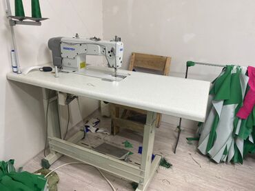 4 нитка продаю: Продаю швейная машинка прямо строчка полуавтомат