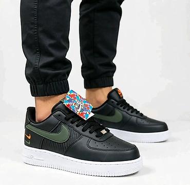 buzz nike dunk: Nike Air Force 1 Low – crne patike sa zelenim Swoosh logom - Model — 1
