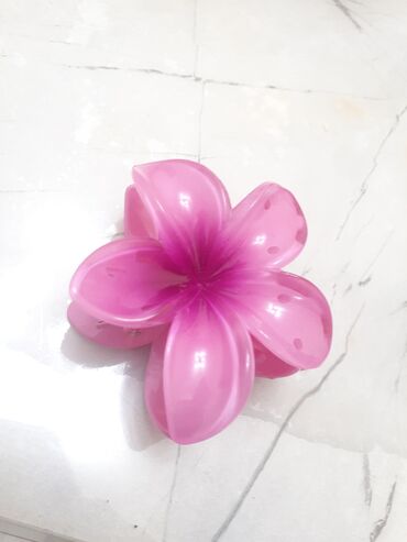 детские косметики: Крабик в виде гавайского цветочка, кажетьсячто держит плохо но депжит