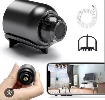 kamera dəsti: Qara rəngdə, yığcam ölçülü təhlükəsizlik kamerası. USB kabeli və