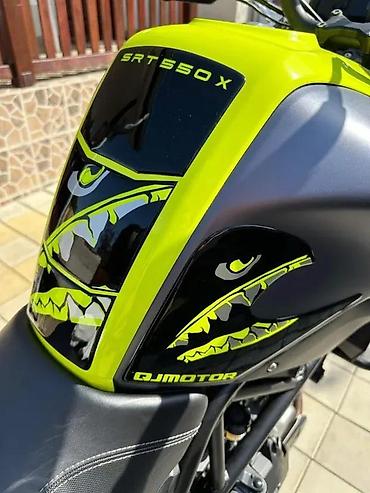 apriori marka: 3D Stikeri QJMotor SRT 550x Tank pad i bocni protektori-2041 📌 Opis — 1