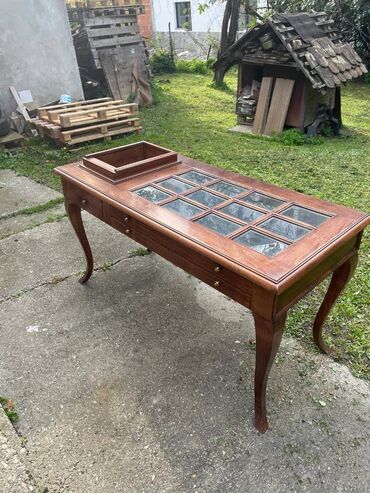 Stilske vitrine: Vitrina-sto za izlaganje nakita, satova ili kolekcionarskih predmeta — 1