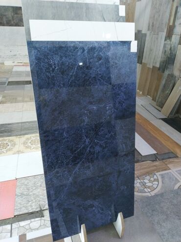 kafel metlax az: Tünd göy rəngdə, mərmər naxışlı keramik plitələr. Hamam, mətbəx və ya