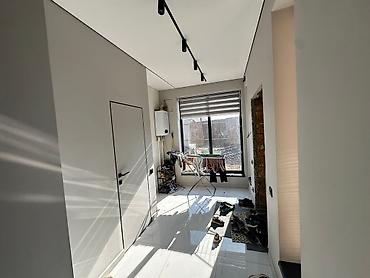 Продажа коттеджей и домов: Просторная кухня‑гостиная и комната с современным ремонтом. Кухня: - — 12