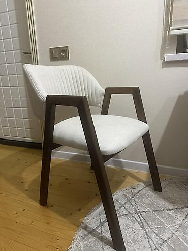 taxda qapl: Stulleto Furniture kürsüsü - Material: tünd qəhvəyi massiv ağac — 1