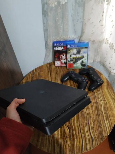 PS4 (Sony Playstation 4): PS4 slim yaddasi 1 tb di. 2pult 2 disk//// ev seraitinde istifade