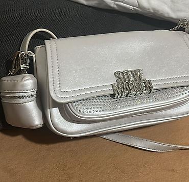 sinsay valjevo: Steve Madden srebrna crossbody torba sa ukrasnim nitnama i logotipom — 2