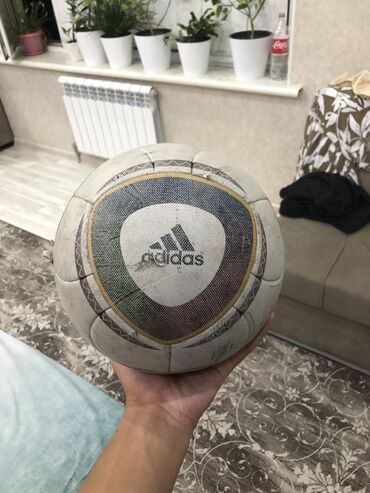 футбольный стол: Футбольный мяч Adidas. - Классический дизайн панелей с центральным