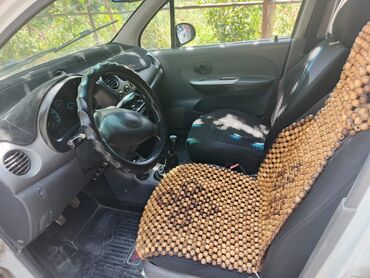 кулиса спейс стар: Хэтчбек Daewoo Matiz белого цвета, оснащенный багажником на крыше