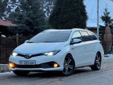 Toyota: Toyota Auris: 2017 г., 1.8 л, Типтроник, Гибрид, Седан