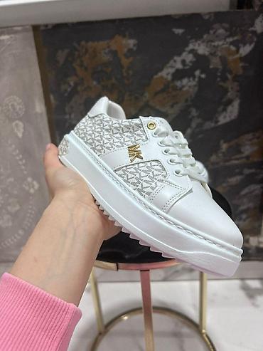 Patike: ⚜🌸🤍 𝐍𝐎𝐕𝐀 𝐊𝐎𝐋𝐄𝐊𝐂𝐈𝐉𝐀 🤍🌸⚜ 𝐁𝐫𝐨𝐣𝐞𝐯𝐢: 36 - 40 𝑪𝒆𝒏𝒂: torbice 3200 din — 16