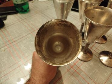 Čaše: Metalne case,solje. 6 komada,mislim da su posrebrene,nisam siguran — 10