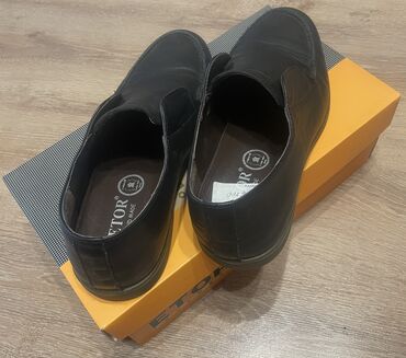 charles keith кошелек: Продаю кожаные туфли. Одели один раз. Размер 40. Состояние отличное