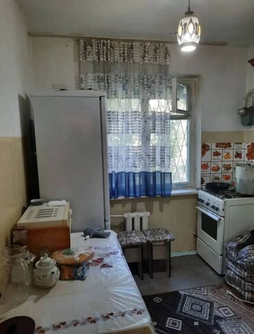 продам срочно 4 х комнатную квартиру: 2 бөлмө, 43 кв. м, 104-серия, 1 кабат, Косметикалык ремонт