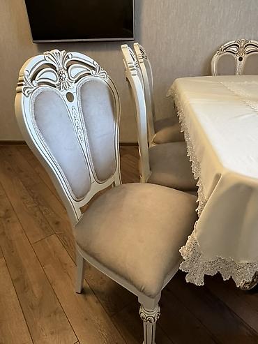 Klassik üslubda yemək dəsti - Rəng: krem-ağ karkas, açıq bej parça -