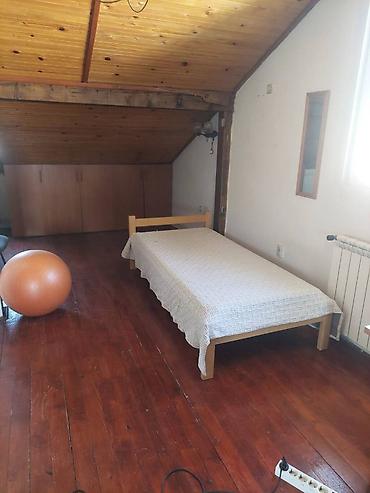 Dugoročni najam stanova: IZDAJEM STAN 90km2 NA STAROM CERAKU (ZARKOVO) Dva nivoa, prvi 50km2 — 5