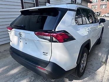 awd: Toyota RAV4: 2025 г., Бензин — 4