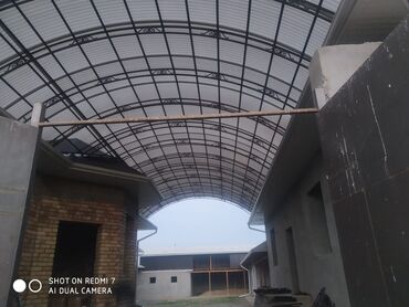 Другие строительные материалы: Металлические ворота с коваными элементами и навесом из поликарбоната — 7