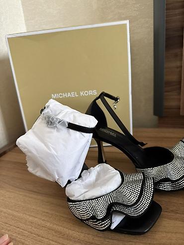 qadin cəkmə: Michael Kors qadın sandaleti

yeni 230 azn 

razmer 36 — 4