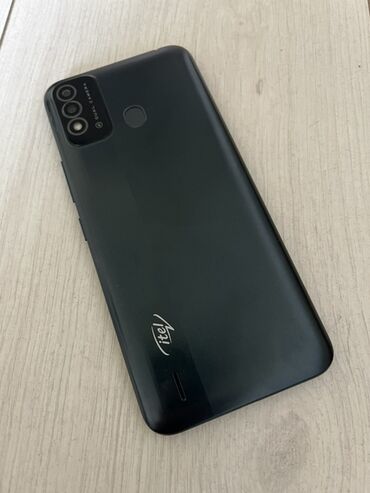смартфон blackberry z30: Смартфон Itel в черном корпусе с двумя камерами и сканером отпечатков