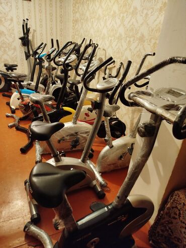 Digər trenajorlar: Müxtəlif rəng və dizaynlarda bir neçə ədəd stasionar velosipedlər