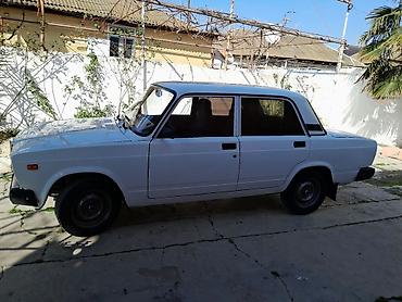 vaz 2107 on şuşə: Lada 2107 sedan – ağ rəng, 4 qapı, arxa ötürücülü klassik model — 2