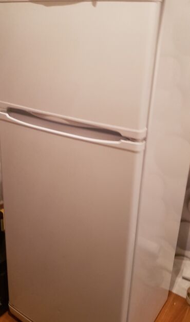 холодильник бу продаю: Холодильник Indesit, Б/у, Двухкамерный