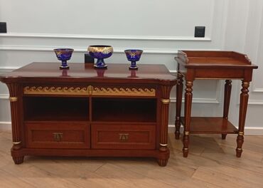 Divan və masa dəstləri: TV altı və telefon altı. Bahalı İspan mebel dəstinin predmetləridir