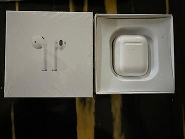 apl 13: Apple AirPods (simli şarj qutusu ilə) Xüsusiyyətlər: - Sürətli — 1