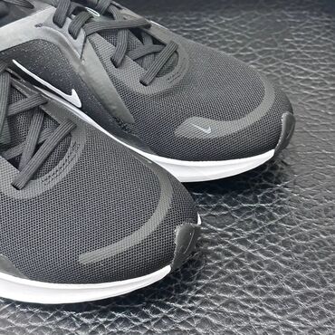 Кроссовки и спортивная обувь: Nike original 
Последний размер 40
Made in Vietnam
