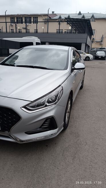 саната dn8: Автомобиль Hyundai Sonata серебристого цвета. Седан с современным