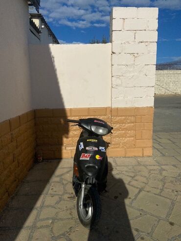 купить мопед в баку: Şəhərdaxili gediş-gəliş üçün praktik skuter. Xüsusiyyətlər: - Gövdə