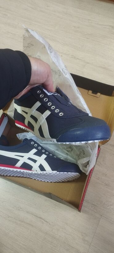 Кроссовки и спортивная обувь: Продаю новые Onitsuka Tiger (безшнурковые) Размер 42