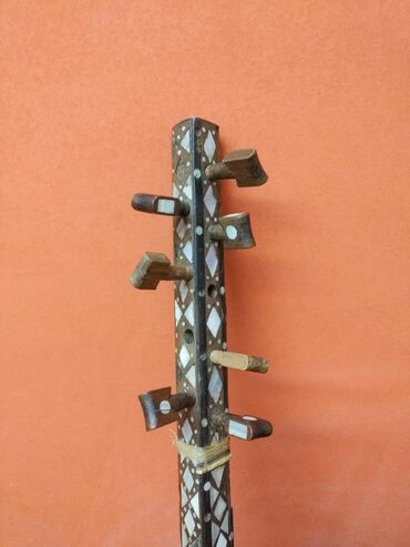 Saz: Saz. Qədimi. 1948 -ci il. Əl işi. Üstü təbii sədəflə işlənib. Bəzi — 6