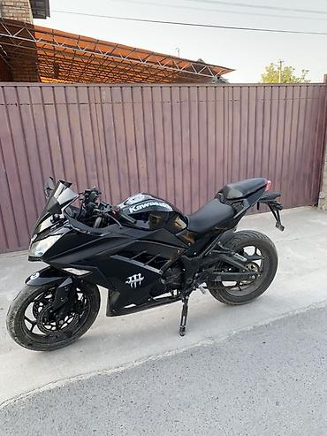 Спортивный мотоцикл Kawasaki в черном цвете. Ключевые особенности: -