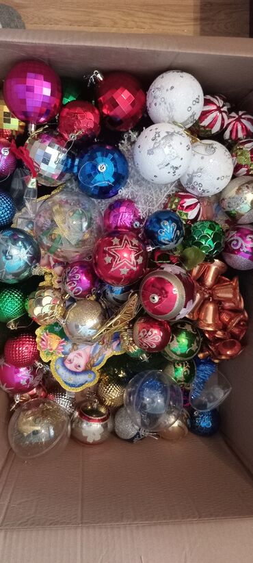 Yeni il oyuncaqları və bəzəkləri: Yeni il yolkası təzədir çox gözəldir.Bütün oyuncaqlar üzərində — 1