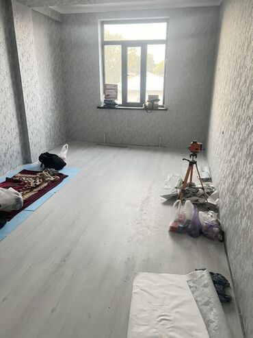 пена утипления: - Просторное прямоугольное помещение с высоким потолком. - Новые