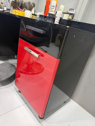 Masa və oturacaq dəstləri: Peşəkar bərbər/saç ustası üçün iş yerinin komplekti Tərkib: - Geniş — 4