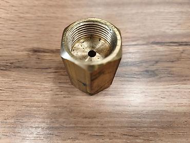 su puskurtme: Pirinç materialdan hazırlanmış yivli fitinq/adaptor. - Şəkildə — 1