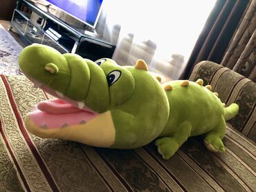 мягкая игрушка: Продаю новую,яркую мягкую игрушку-крокодил.Подарили сыну,сын не
