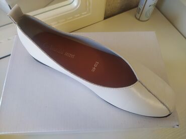 пена для обуви: Балетки белые с черной подошвой. 38 размер. Надевала один раз на