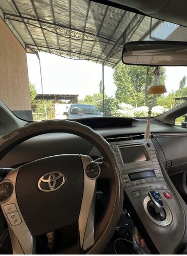 Toyota: Toyota Prius: 2015 г., 1.8 л, Автомат, Бензин, Универсал