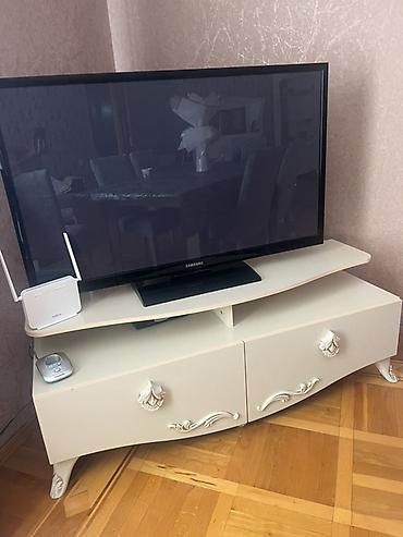 ev dekoru: Ağ rəngli TV altlığı və media konsolu - Klassik-neo barok üslubunda — 1