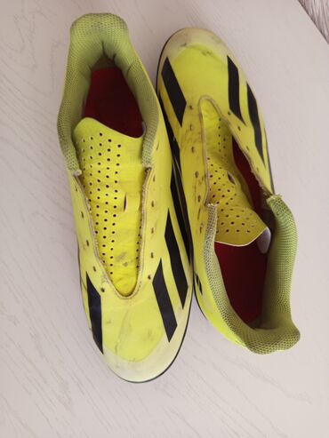 Krasofkalar və idman ayaqqabıları: Adidas firmasının sarı və qara rəngli futbol ayaqqabıları