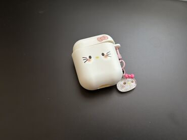 чехол для аирподс цена: Защитный чехол для наушников AirPods, выполненный в дизайне Hello