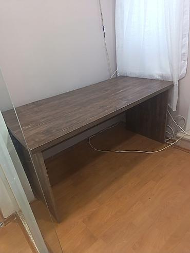 Taxta teksturalı kompakt iş stolu - Klassik düzbucaqlı forma, minimal