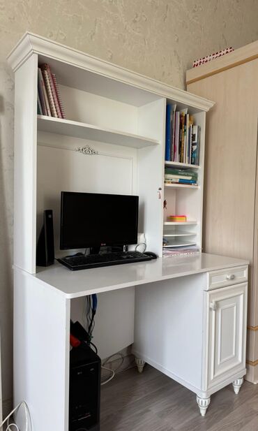 Divanlar: Yazi masasi Çilək mobilyadan Yenidir cox keyfiyyetli matrealdadir